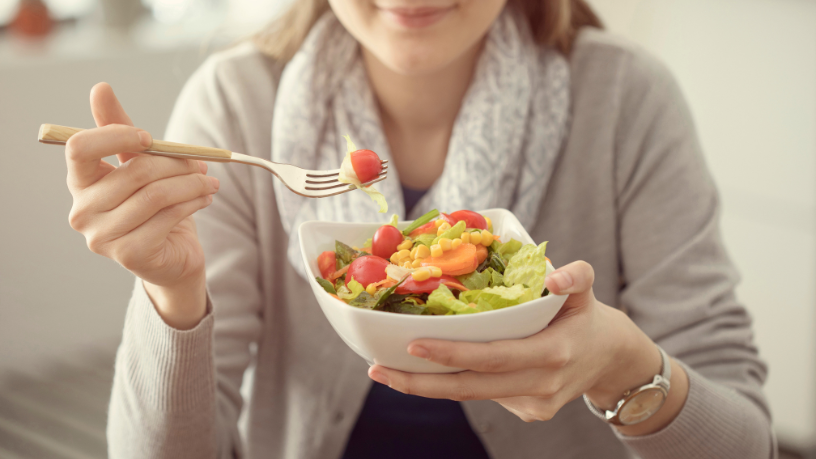 Descubra com Gustavo Luíz Guilherme Pinto como os alimentos certos após o treino aceleram a regeneração do corpo e mantêm o equilíbrio energético.