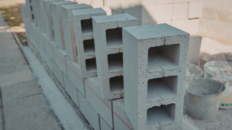 Um guia essencial sobre blocos estruturais em edifícios, abordando normas, boas práticas e inspeção, assinado por Valderci Malagosini Machado.