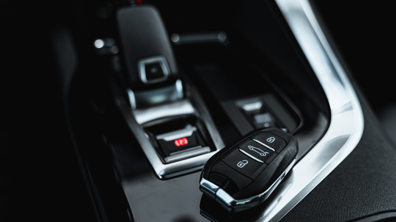 Neste artigo, Felipe Schroeder dos Anjos explica as vantagens e desvantagens de carros automáticos e manuais para ajudar na escolha mais adequada para cada motorista.