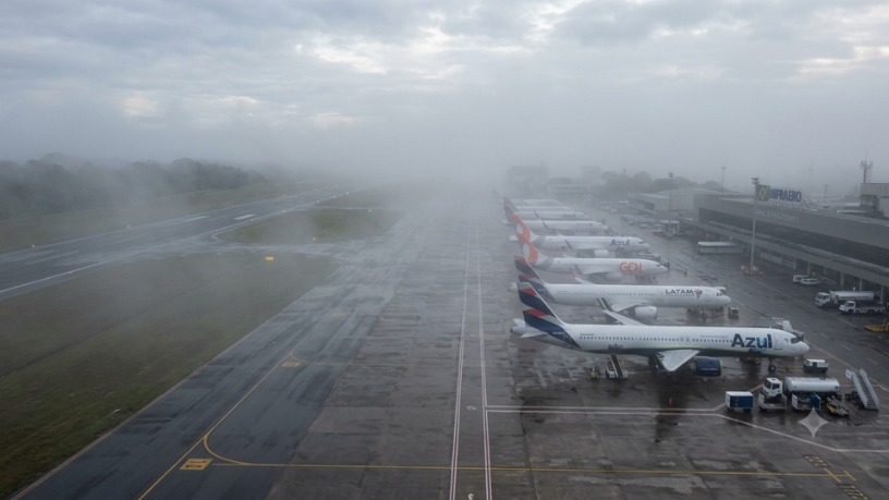 Neblina no Aeroporto de Manaus: Voos Cancelados e Decolagens Suspensas Revelam Fragilidade da Aviação Amazônica