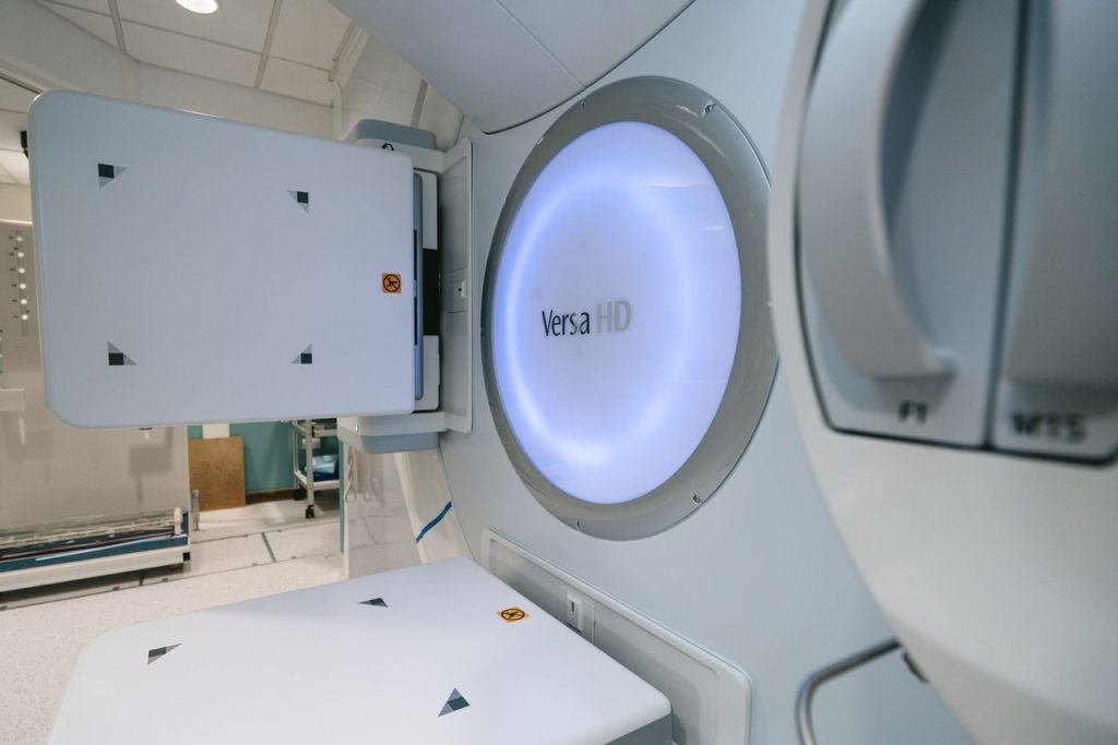 Amazonas entra na expansão de tratamentos oncológicos de alta tecnologia pelo SUS Close de um equipamento de radioterapia em ambiente hospitalar, utilizado no tratamento contra o câncer.